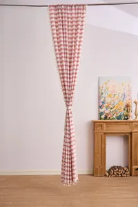 Tenda a righe rosse stile francese con nappe decorative in un ambiente accogliente