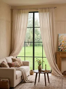 Cortinas de rayas caqui de estilo francés con flecos en una acogedora escena de sala