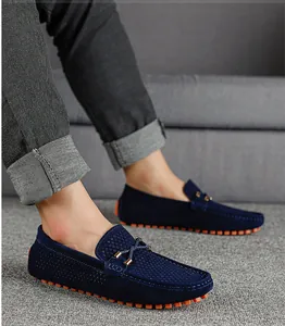 Vista detallada de los mocasines azules transpirables con suelas de goma naranja