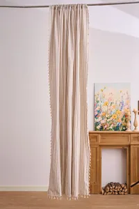 Vista completa de la cortina de rayas caqui estilo francés con elegantes borlas