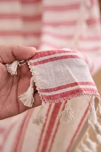 Dettaglio ravvicinato di tenda a righe rosse stile francese con eleganti frange
