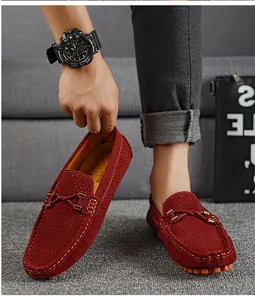 Vista detallada de mocasines de cuero perforado burdeos para hombre con detalle metálico