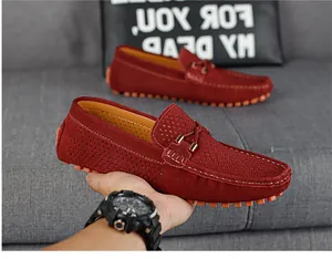 Primer plano de mocasines de hombre burdeos con diseño de gamuza perforada y fresca.