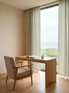 Elegantes cortinas de rayas verdes de estilo francés con borlas en un ventanal soleado