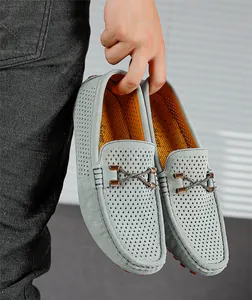 Primer plano de mocasines de gamuza perforada azul claro para hombre con detalle