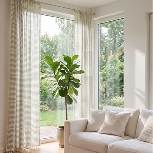 Elegante gestreifte Vorhänge mit Quasten in einem hellen Wohnzimmer am Fenster