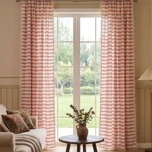 Eleganti tende a righe in stile francese con nappe bianche in un soggiorno luminoso