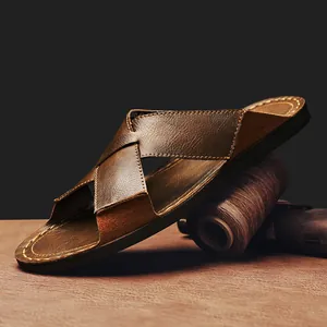 Hochwertige braune Herren-Leder-Sandalen mit Kreuzriemen und weicher Sohle für Business.