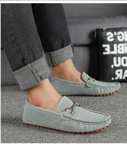 Detalle de mocasines perforados transpirables para hombre en azul claro con vaqueros negros