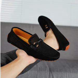 Mocasines negros perforados para hombre con suela de goma flexible y muy transpirable