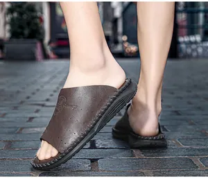 Vue détaillée des sandales en cuir marron pour hommes avec semelle souple et épaisse