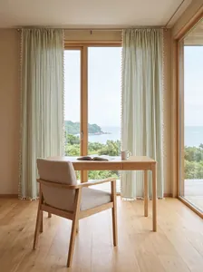 Elegantes cortinas de rayas verdes de estilo francés con flecos en una habitación soleada