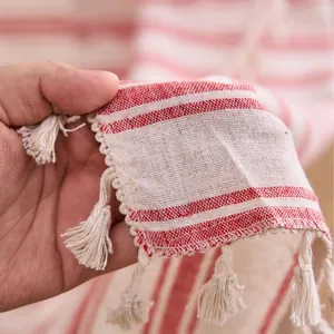 Vista dettagliata del tessuto per tende a righe rosse e bianche con nappe decorative