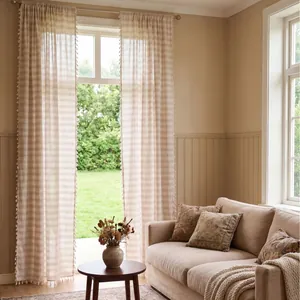 Elegante gestreifte Vorhänge im französischen Stil mit Quastenbesatz im Wohnzimmer
