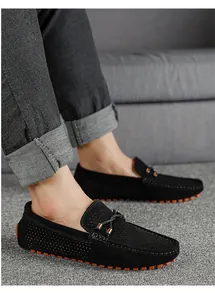 Primer plano de mocasines de cuero perforado negro transpirable para hombre sin cordones