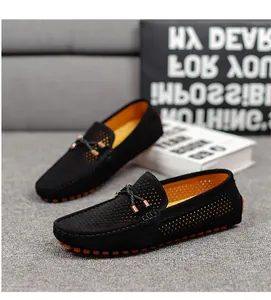 Primer plano de mocasines negros transpirables para hombre con diseño calado en un entorno