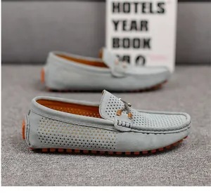 Primer plano de mocasines de gamuza azul claro perforados para hombre, transpirables