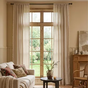 Cortinas de rayas caqui de estilo francés con borlas y visillo blanco