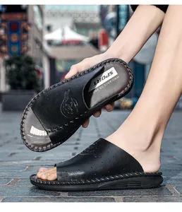 Détail de sandales noires d'extérieur pour hommes avec cuir texturé et coutures à la main