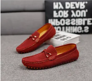 Mocasines de hombre rojos perforados transpirables con diseño slip-on y hebilla metal