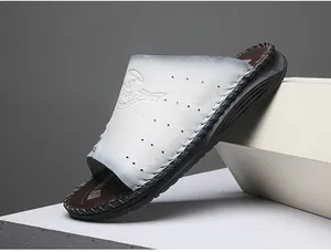 Gros plan sur des claquettes pour hommes avec bride en cuir dégradé et semelle souple
