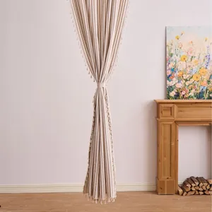 Elegante cortina de rayas caqui de estilo francés con bordes de borlas para decoración