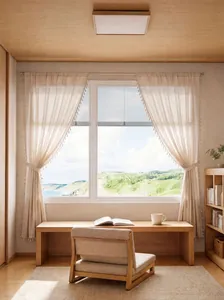Tende color crema con nappe in una stanza luminosa, dettaglio in garza di cotone e lino.