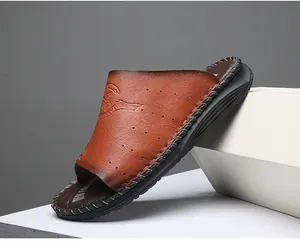 Détail de la sandale en cuir marron montrant le dessus texturé et la semelle cousue à la main.