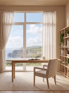 Dettaglio di tende trasparenti color crema con nappe in una stanza con vista sul mare