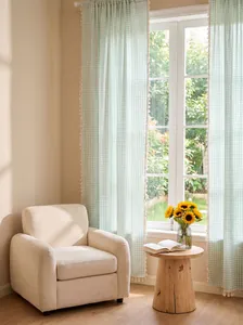 Salbeigrüne Gingham-Vorhänge mit Quasten in einem gemütlichen, sonnigen Zimmer