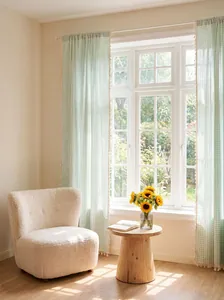 Salbeigrüne Gingham-Vorhänge mit Quastenrand in einem sonnigen Wohnzimmer