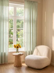 Detailansicht der salbeigrünen Gingham-Vorhänge mit dekorativen Quastenfransen Design