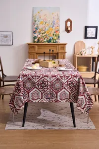 Elegante burgunderrote europäische Jacquard-Tischdecke mit Blumenmuster im Esszimmer