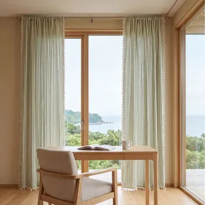 Cortinas de rayas verdes estilo francés con borlas decorativas para una casa moderna