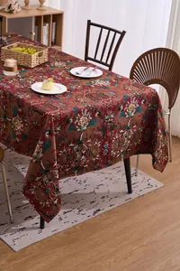 Elegante europäische Jacquard-Tischdecke in Jojobarot über einem Esstisch drapiert