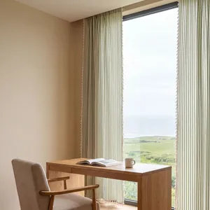 Elegantes cortinas de rayas verdes de estilo francés con flecos de borlas y tejido de gasa