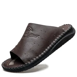 Claquettes marron pour hommes texture cuir, semelle souple et détails de couture