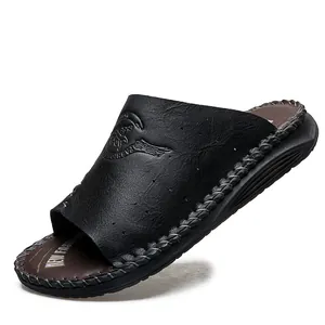 Mules décontractées pour hommes en cuir noir avec semelle souple et couture à la main.