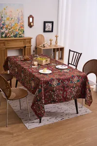 Detailansicht einer roten europäischen Jacquard-Tischdecke auf einem gedeckten Esstisch