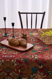 Nahaufnahme einer alten weinroten europäischen Jacquard-Tischdecke mit Blumenmuster