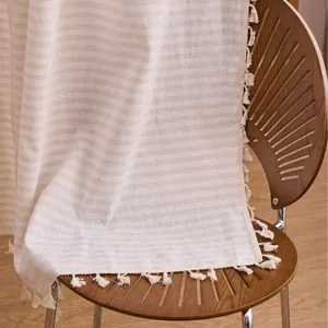 Tende eleganti in cotone e lino a righe color crema con nappe decorative trasparenti