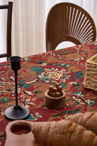 Detailansicht der europäischen roten Jacquard-Tischdecke in gemütlicher Umgebung