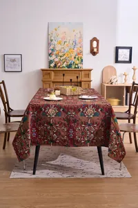 Elegante weinrote europäische Jacquard-Tischdecke in einer gemütlichen Esszimmer-Szene