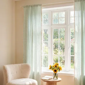 Elegante salbeigrüne Gingham-Vorhänge mit Quastenrand in einem modernen Wohnzimmer