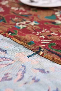 Nahaufnahme zeigt die reiche Textur und die genähten Kanten der europäischen Jacquard-Tischdecke.