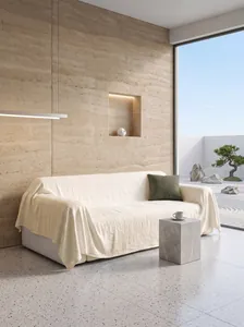Elegante copridivano in cotone lavato crema con tessuto materico in interni minimalisti
