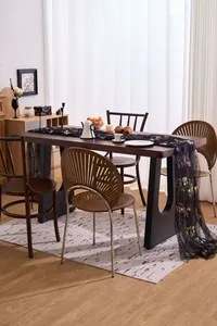 Λεπτομέρεια μαύρου δαντελωτού τραπεζομάντηλου με κέντημα λουλουδιών σε ξύλινο τραπέζι.