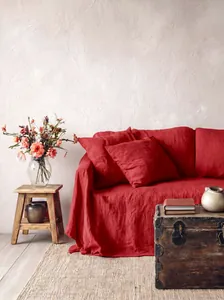 Soggiorno rustico con un rivestimento per divano in cotone lavato rosso dalla trama ricca