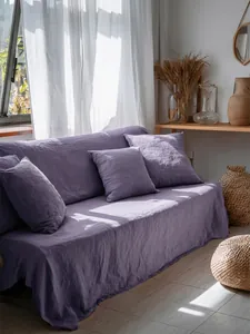 Copridivano in cotone lavato viola di qualità con cuscini coordinati in stanza luminosa