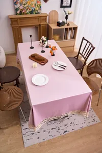 Κομψό ροζ βελούδινο τραπεζομάντιλο με λεπτή δαντέλα σε μια ζεστή οικιακή σκηνή δείπνου.